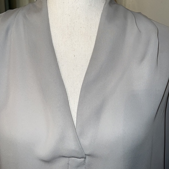 Laundry By Shelly Segal Gray VNeck Tunic Size Medium - Picture 2 of 11